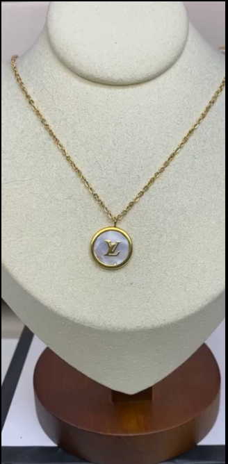 No Name Brand  Elite   Pearl Shell  Gold Necklace